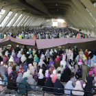 Imagen del último rezo del Ramadán del pasado julio, que congregó a miles de fieles en el Palau de Vidre en los Camps Elisis. 