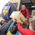 Los alumnos del colegio de Ivars d’Urgell, ayudando a colocar los paquetes dentro del camión.