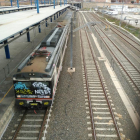 El tren que apareció pintado el pasado fin de semana, parado en la estación de Lleida-Pirineus. 