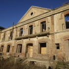 Uno de los edificios principales, que data de los años 20 y albergó las oficinas de la línea de La Pobla, ahora en ruinas.