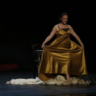 La coreògrafa catalana Marta Carrasco va oferir ahir a Lleida el seu últim muntatge, ‘Perra de nadie’.