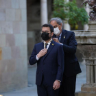 Quim Torra fue el encargado de colocar la medalla de president a su sucesor en el cargo, Pere Aragonès.