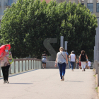 Peatones en una jornada de calor en Lleida.