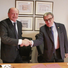 José Fríguls i Àngel Ros van tancar amb aquesta encaixada la firma del conveni de col·laboració.