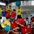 Un grup de jugadors i jugadores de l’Handbol Pardinyes durant una activitat.