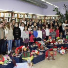 Imagen de las familias ganadoras en el acto de entrega de los premios del concurso BiblioNadal de Alpicat.