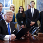 Trump durant la firma de les ordres al Despatx Oval.