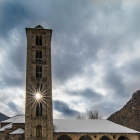 El sol de migdia es cola per un dels finestrals de la torre de Santa Eulàlia d'Erill. ( Vall de Boi)