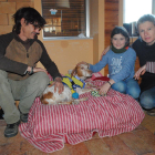 La família de Linyola que acull el Teo, un gos de 8 anys que ha estat operat del cor.