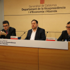 Junqueras junto al secretario de Hisenda, Lluís Salvadó, y el director de la ATC, Eduard Vilà.