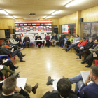 Una vista general de la reunió ahir a la nit a l’Atlètic Segre per crear una junta àmplia i renovada.