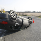 Un vehicle va quedar bolcat al mig de la carretera al sortir de la via a Torre-serona.