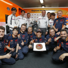Marc recibió la felicitación de todo su equipo, que le obsequió con una tarta por su 24 cumpleaños.