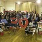 El colegio Santa Anna de Lleida acogió ayer una campaña de donación de sangre promovida por los propios escolares y el Banc de Sang.