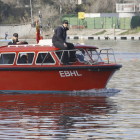 Una barca de l’Armada va començar ahir a buscar Marta del Castillo al Guadalquivir.