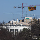 Greenpeace llama a “Resistir” con un gran cártel cerca de la Casa Blanca después de la aprobación de la construcción de dos oleoductos.