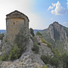 Imagen de la Pertusa en el acantilado de Corçà.