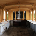 L'interior del Xalet modernista dels Camps Elisis, desvalisat i deteriorat, en una imatge d'arxiu.