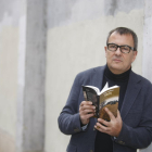 Vallbona va parlar ahir a Lleida de l’última novel·la, ‘Tros’.