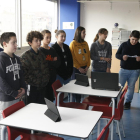 Alumnes a la nova aula tecnològica de l’institut Maria Rúbies.