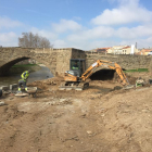 Los operarios trabajan ya en la apertura del segundo ojo del puente románico. 