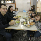 Xavier i Begoña van dinar dilluns amb la seua filla Núria al menjador escolar.