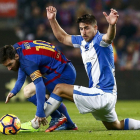 Leo Messi rep una entrada amb força per part d’un defensa del Leganés.