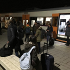Usuaris del tren que van baixar a l’estació de Mollerussa, a l’espera de ser traslladats.