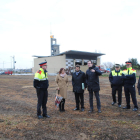 Les autoritats, visitant els terrenys on es preveu construir l’Àrea Bàsica Policial.