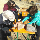Alguns dels voluntaris preparant les caixes niu, ahir a la muntanya d’Alinyà.