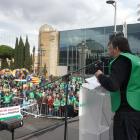 Joan Caball es dirigeix als participants a la protesta de Barcelona