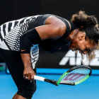 Serena Williams crida després d’un punt fallat en què se li va trencar la raqueta.