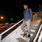 Leo Messi baixant de l’avió ahir a l’arribar a Sevilla.