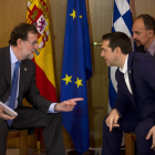 El cap de l’Executiu, Mariano Rajoy, conversa amb el seu homòleg grec, Alexis Tsipras.
