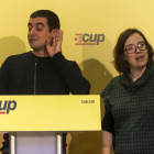 Los miembros de la CUP Quim Arrufat y Eulàlia Reguant anunciaron el apoyo de la formación a los presupuestos de la Generalitat.