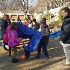 Nens participant en un dels jocs cooperatius.