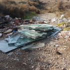 Restos de basura que fue vertida en el municipio. 