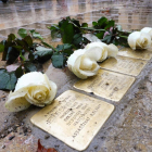 Rosas blancas junto a los Stolpersteine colocados en la Plaça de l’Ajuntament de Igualada.