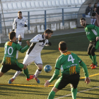 Diversos jugadors del Cervera n’envolten un del Borges, en una acció del partit que els dos equips van disputar ahir.