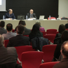 El presidente de los economistas de Lleida, Joan Turmo, y el magistrado Eduardo Maria Enrech.