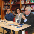 Robert Fàbregas, Sandra Pedreira i Francesc Mestres, a la biblioteca de Mollerussa.