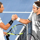 Nadal y Federer se saludan tras la final de Australia.