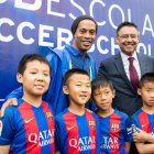 Ronaldinho y Bartomeu junto a niños de la isla china de Hainan.
