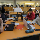 Estudiantes con ordenadores portátiles ayer por la tarde en la biblioteca del rectorado de la UdL. 