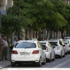 Imagen de archivo de una parada de taxis en Lleida.