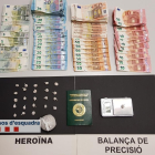Els mossos van trobar al pis dels detinguts24 embolcalls d'heroïna, preparada per una venda imminent, i una bossa amb 44 grams d'heroïna, amb un pes total de 52,8 grams, 3.900 euros en efectiu i una bàscula de precisió.