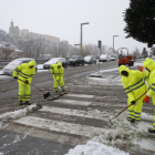 La brigada de Balaguer trabajando ayer por la mañana para reitrar la nieve de las calles.
