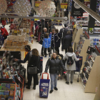 Els lleidatans van aprofitar l’obertura festiva per comprar, com a la imatge al Carrefour.