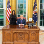 El presidente Donald Trump junto a la estrella televisiva Kim Kardashian, en la Casa Blanca.