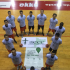 Los jugadores posaron ayer con una camiseta de la asociación en el Barris Nord.